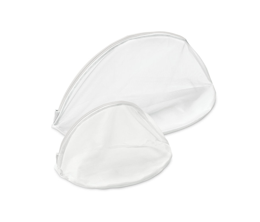 Farklı boyutlarda iki adet beyaz çamaşır filesi.