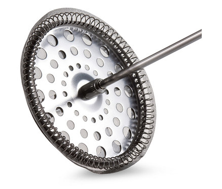 Saplı bir French presin metal filtresinin yakın çekimi.