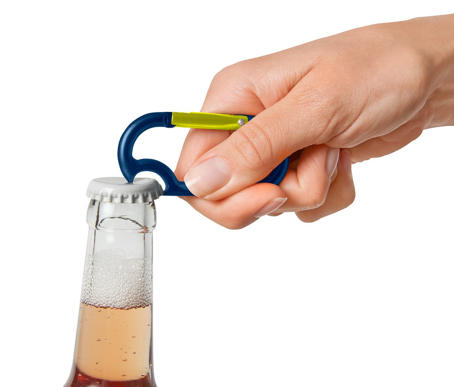 Bir el, mavi ve sarı renkli 4 Adet Karabina Kanca ile bir şişe açıyor.