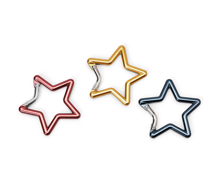 Yıldız şeklinde üç adet karabina: kırmızı, altın ve mavi.