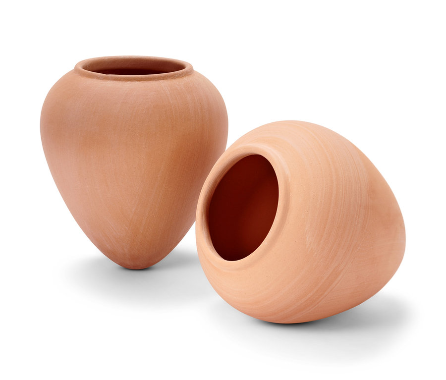 İki adet kil bitki sulama yardımcısı.