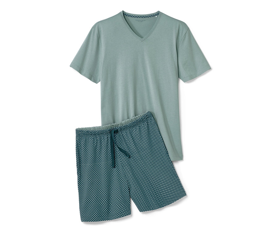 Açık yeşil V yakalı kısa kollu üst ve desenli şorttan oluşan Şortlu Pijama Takımı.