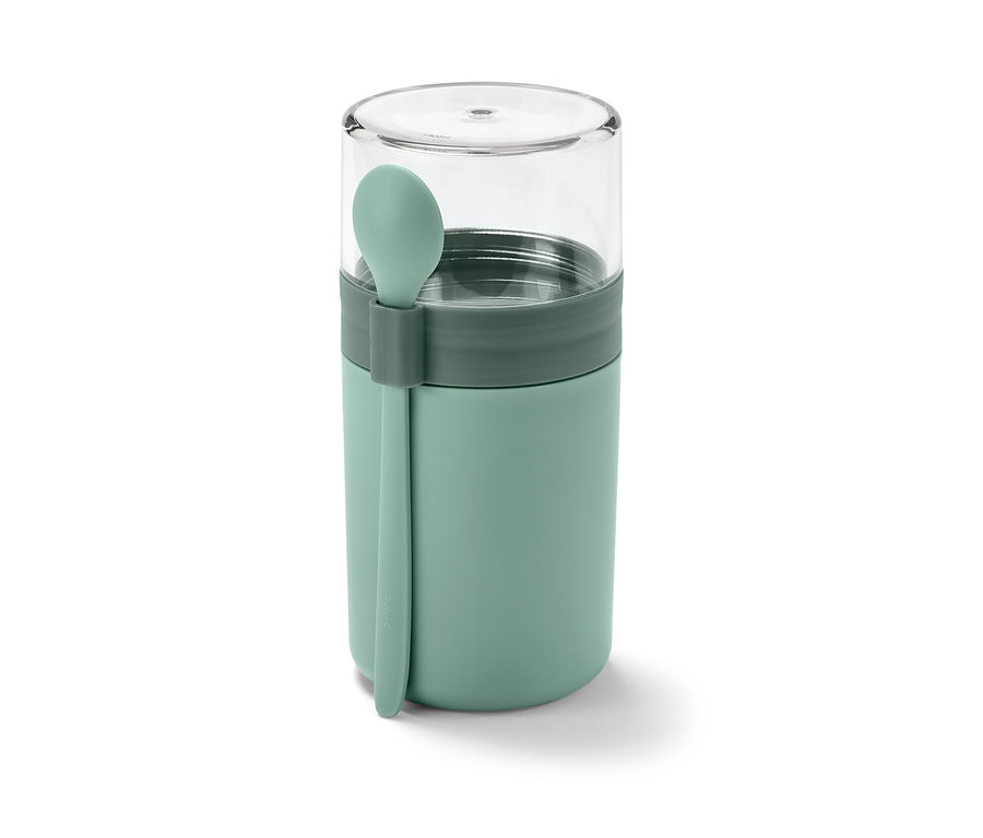 Şeffaf kapaklı ve kaşıklı yeşil taşınabilir yoğurt kabı.