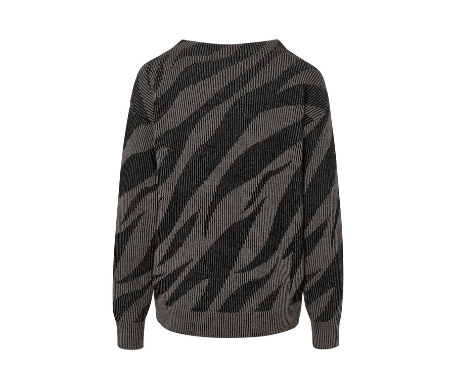 Jakarlı örgü kazağın yakın çekimi