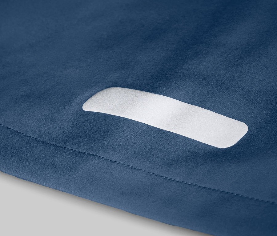 Yağmurda renk değiştiren çocuk softshell montunun detayı.