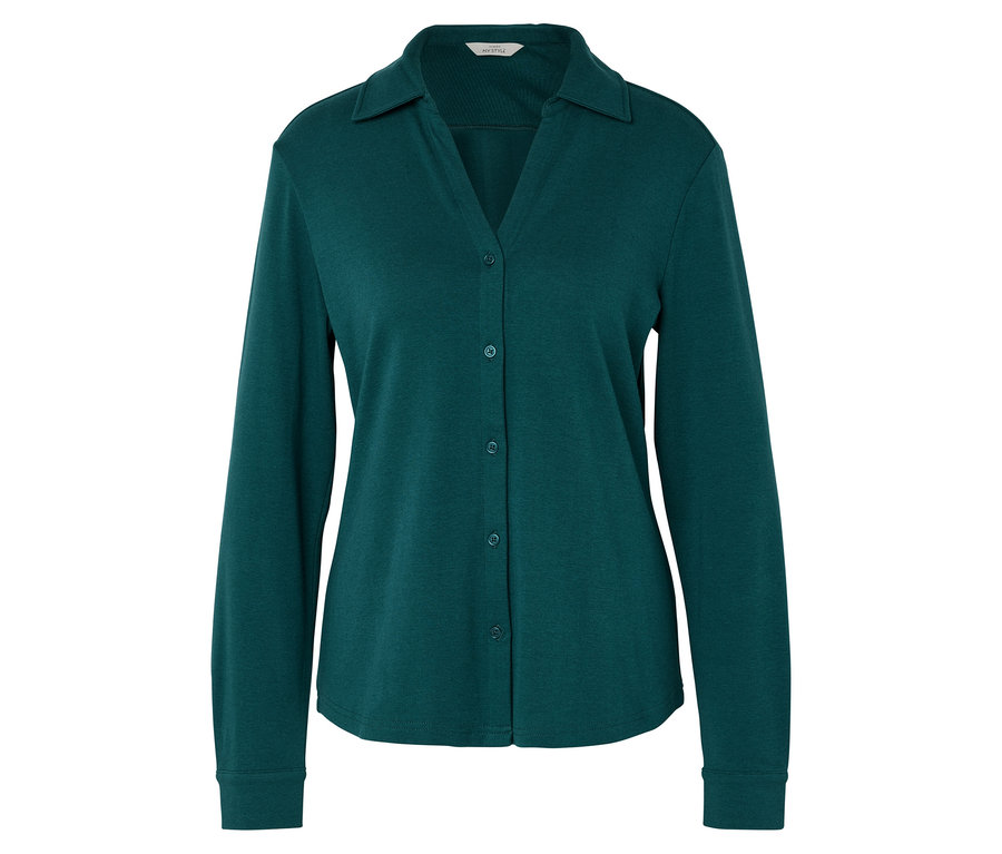 Düğmeli, uzun kollu, yeşil gömlek.