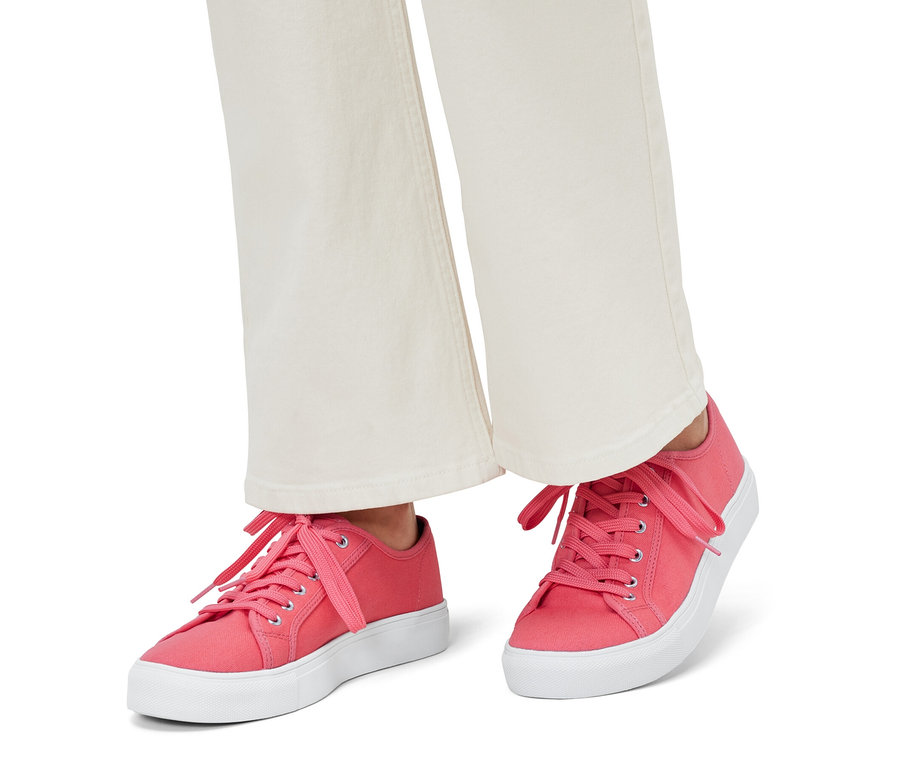 Kanvas sneaker ayakkabılı ayaklar.