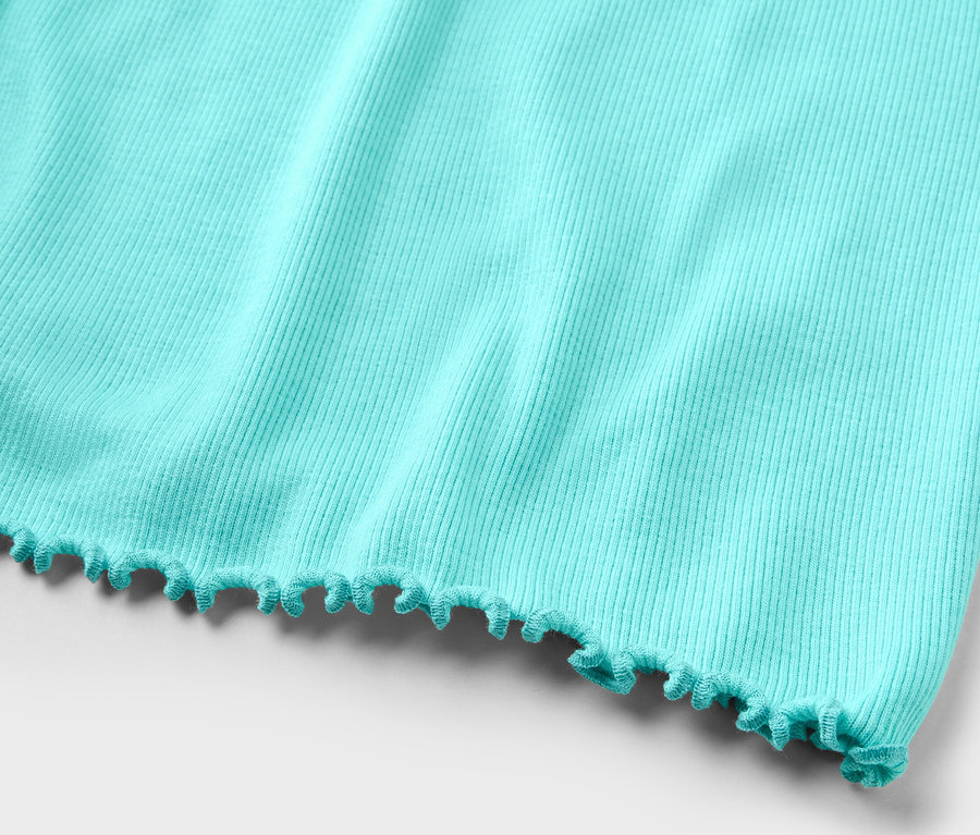 Açık mavi, fitilli kumaştan kısa pijama takımının yakın çekim detayı.