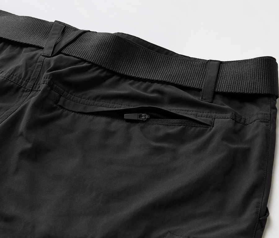 Sivrisinek korumalı siyah outdoor pantolonun ve siyah kemerin yakın çekimi.