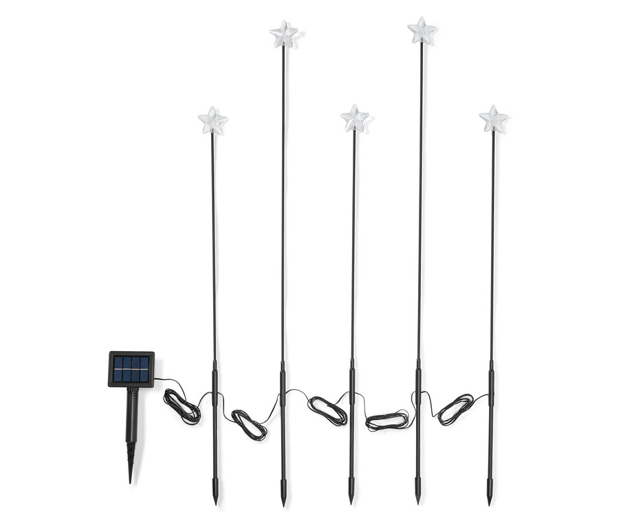 Kabloyla birbirine bağlı, yıldız şeklinde beş adet siyah güneş enerjili lamba.