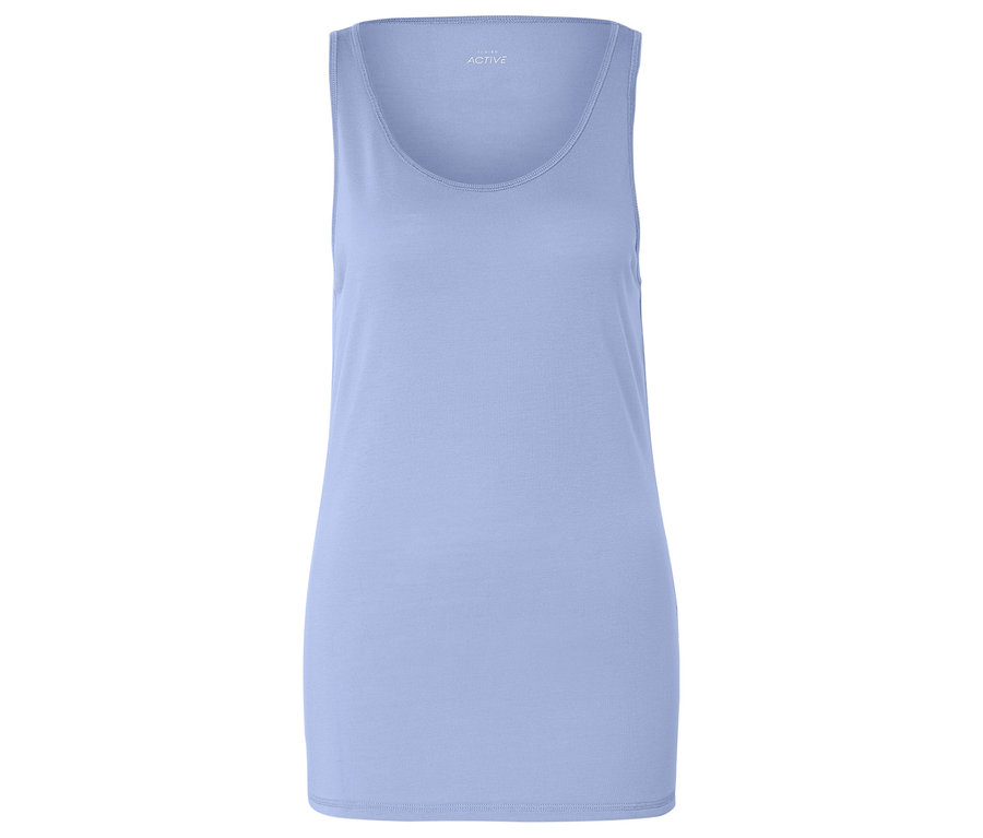 Beyaz bir arka plan üzerinde açık mavi bir atlet.