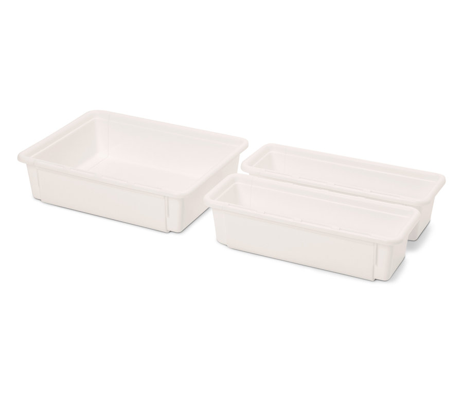 Farklı boyutlarda üç beyaz plastik tepsi.