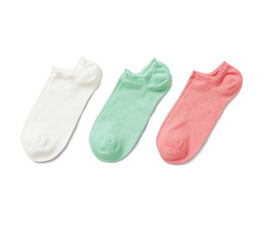 Beyaz, yeşil ve pembe renklerde üç çift ajur desenli sneaker çorabı.