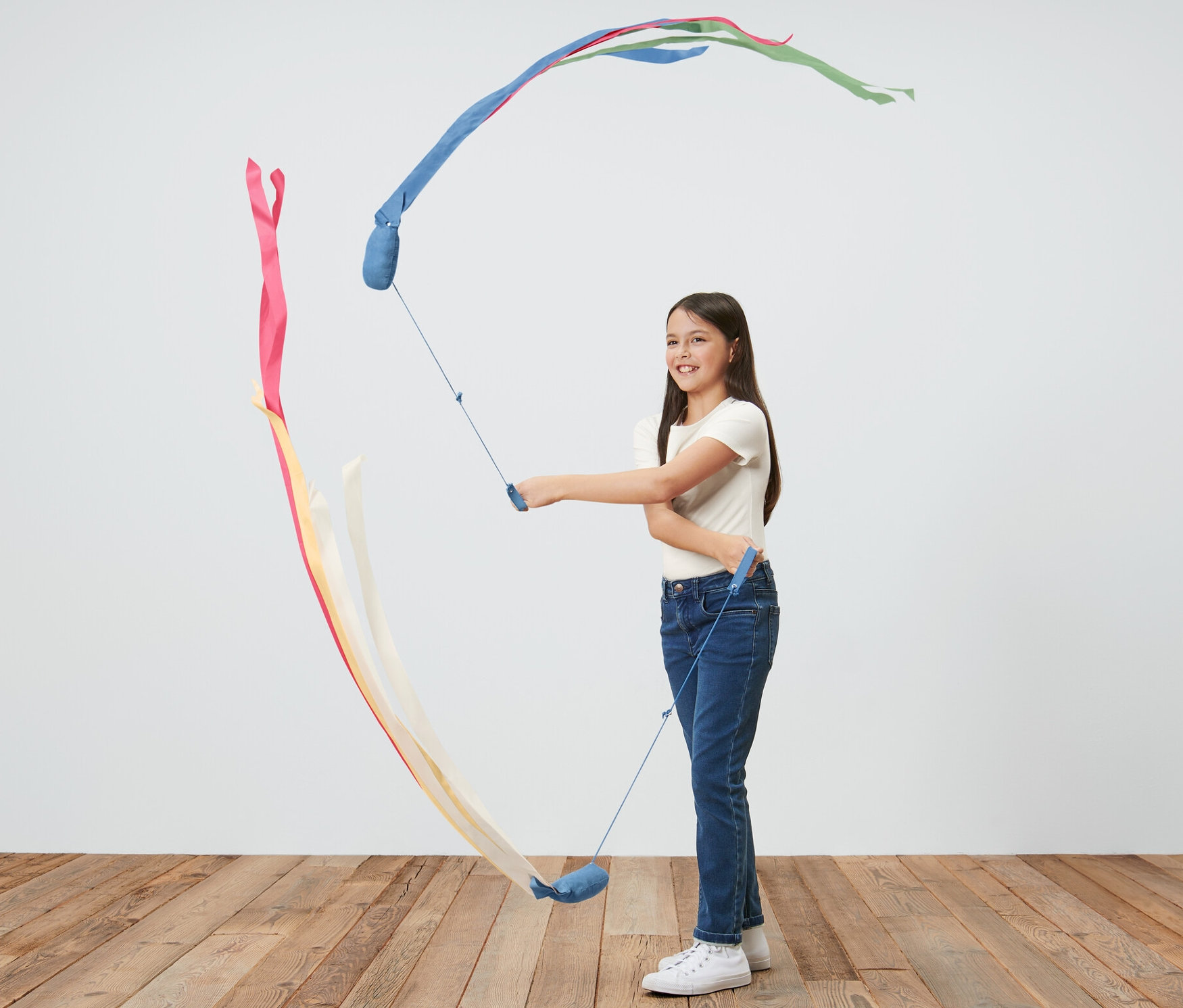 Kız, 2 Adet Poi Kurdelesi sallıyor.