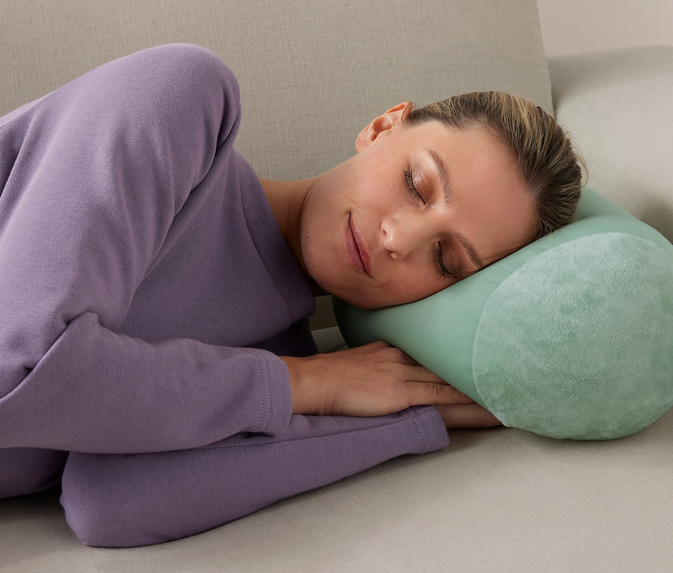 Kadın kanepede relaxkissen ile uyuyor.