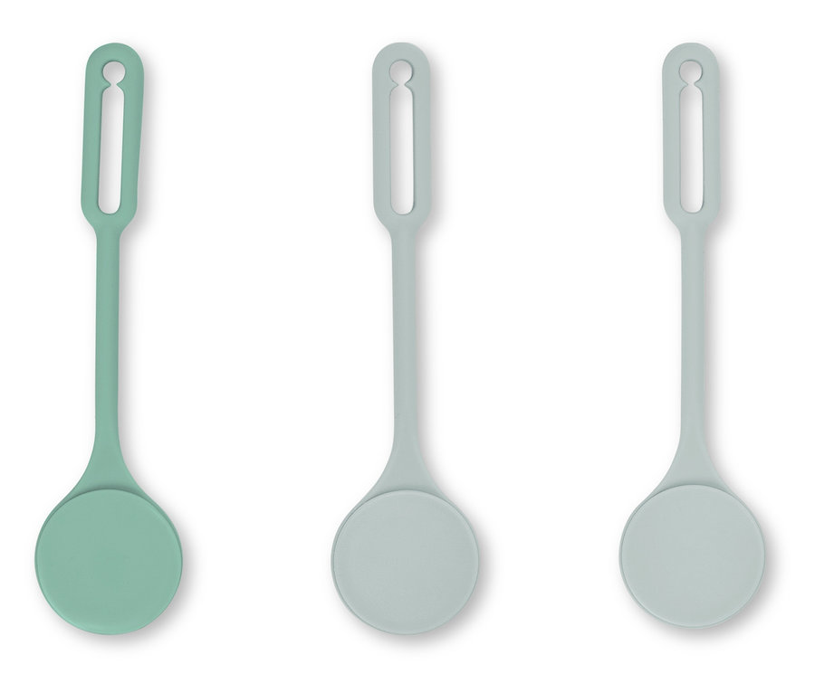 Yeşil ve gri renklerde üç silikon kaşık.