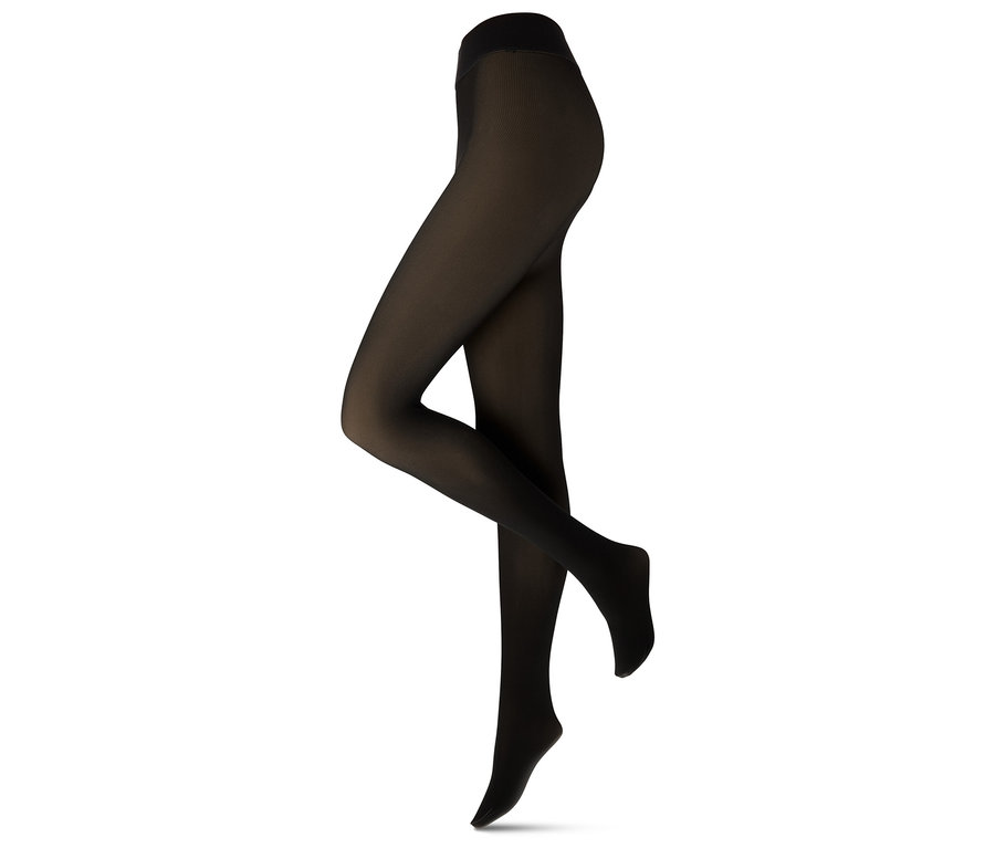 Beyaz arka planda bir vitrin mankeni üzerinde külotlu çorap.