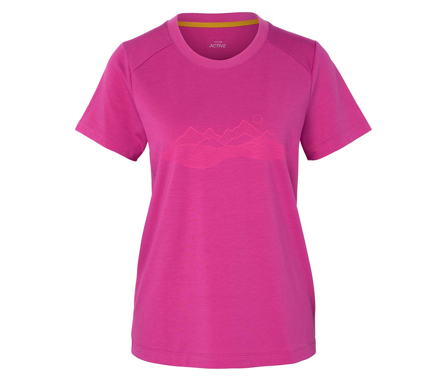 Beyaz bir arka plan üzerinde dağ motifi olan pembe bir tişört.