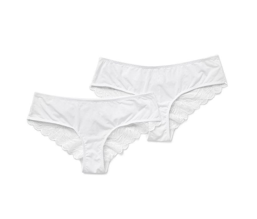 İki adet beyaz, dantelli Brezilya slip külot yan yana duruyor.