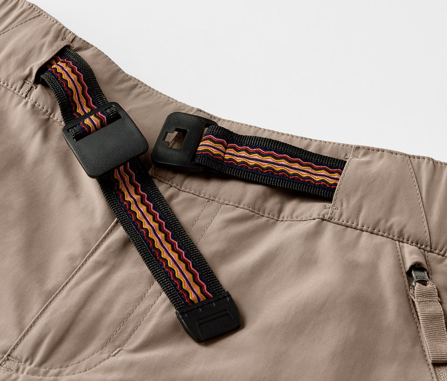 Sivrisinek korumalı outdoor pantolon ve dekoratif bant detayı.