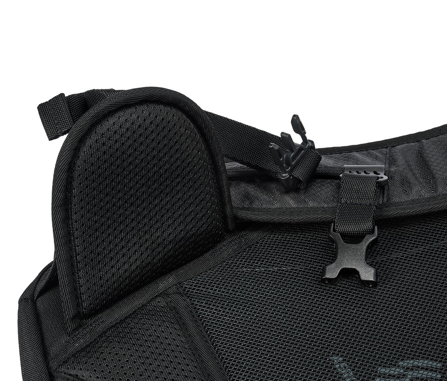 Ağ dokulu ve plastik tokalı siyah bir sırt çantasının yakın çekim görüntüsü.