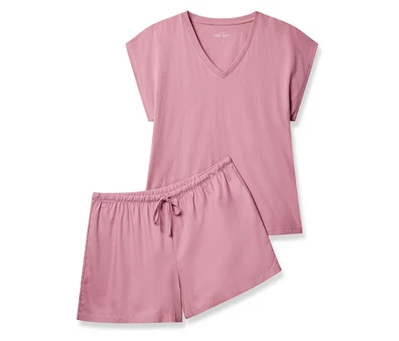Kısa kollu, V yakalı üst ve bağcıklı şorttan oluşan pembe kısa pijama takımı.