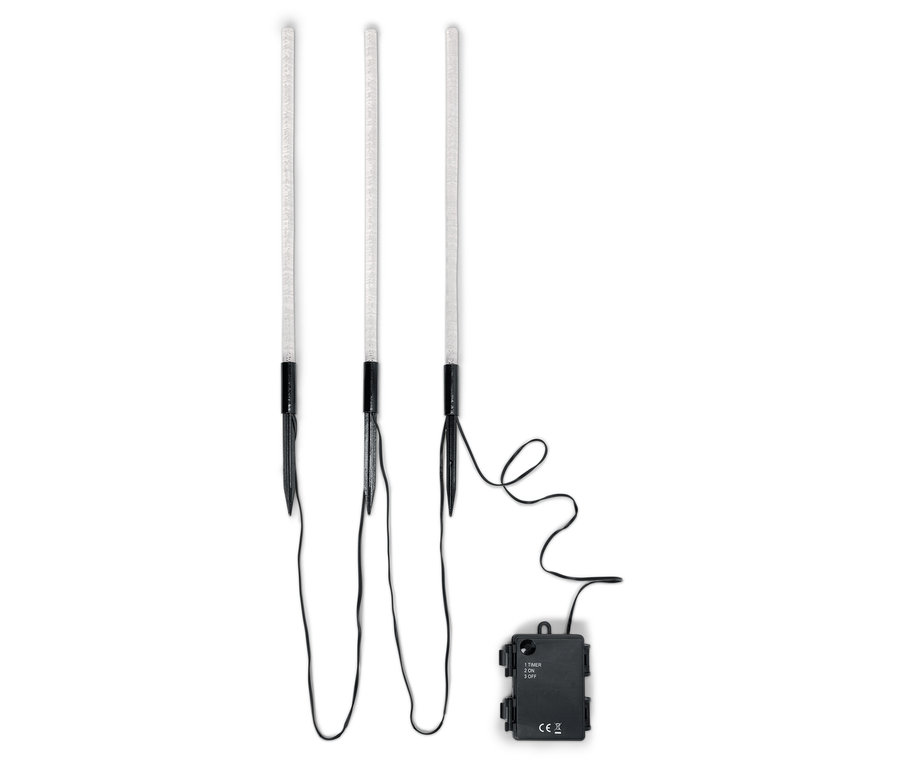 Beyaz bir arka plan üzerinde siyah kablolu ve pilli üç adet LED bahçe lambası.