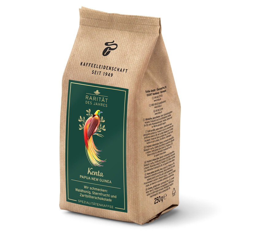 Tchibo'nun "Kenta Papua New Guinea" isimli, üzerinde bir kuş resmi olan kahverengi kahve paketi görülüyor.