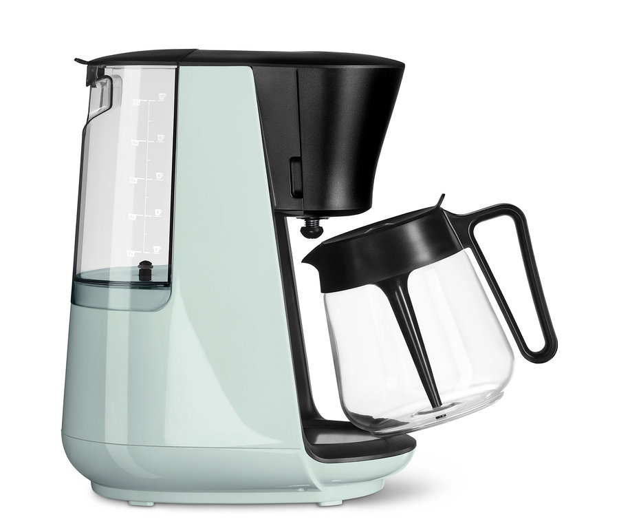 Açık yeşil »Let's Brew« filtre kahve makinesi, siyah detaylar ve cam sürahi ile birlikte.