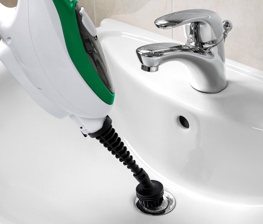 Çok Fonksiyonlu Buharlı Paspas lavaboyu temizliyor.