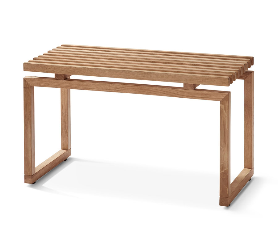 Ahşap latalı oturma yerine sahip bank.