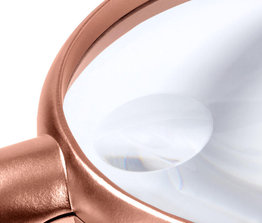 Bronz çerçeveli LED'li okuma büyütecinin yakın çekimi.