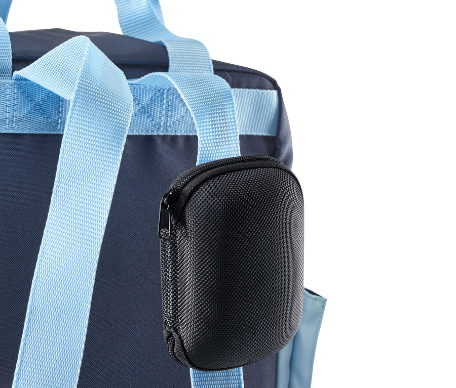 Katlanır güneş gözlüğü için siyah bir kılıf, mavi bir sırt çantası askısına asılı duruyor.