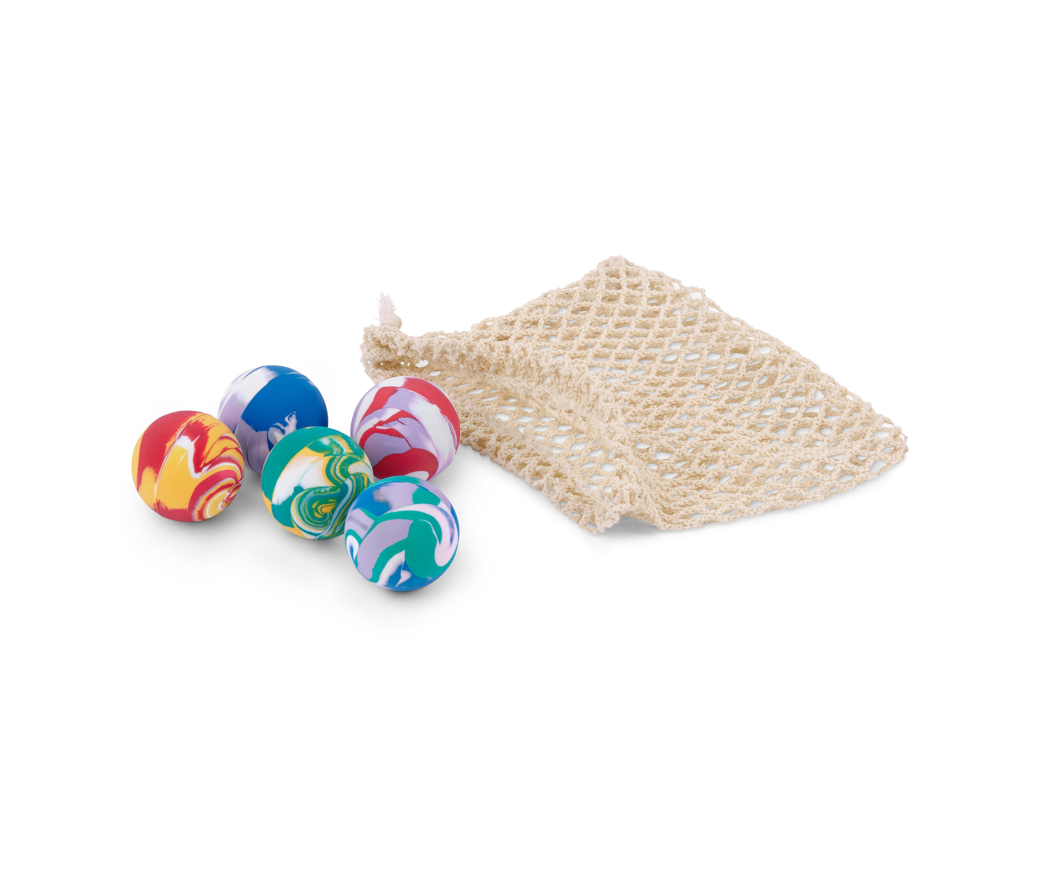 Zıplayan top seti bej renkli file çantanın yanında duruyor.