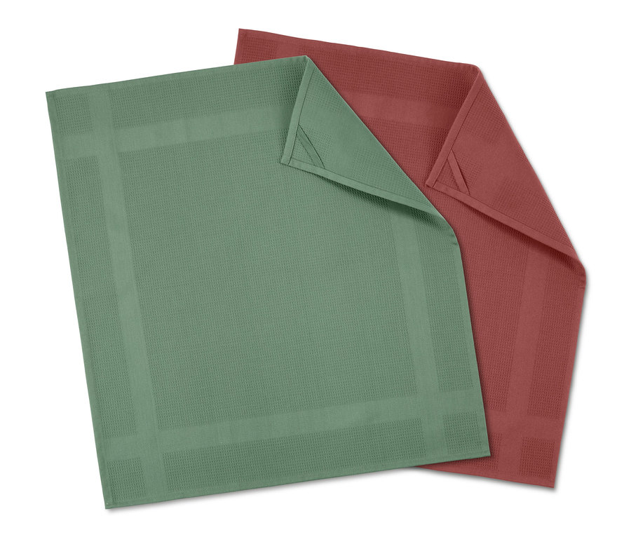 Katlanmış iki mutfak havlusu, biri yeşil, biri bordo, üst üste duruyor.