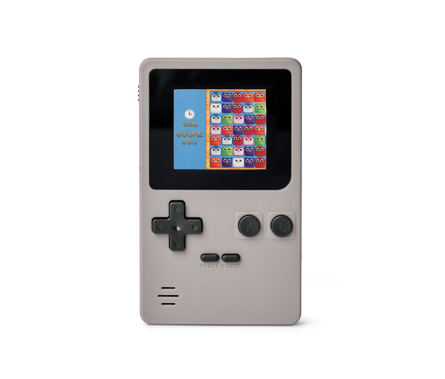 Ekranda bir oyunun görüntülendiği retro mini oyun konsolunun yakın çekimi.