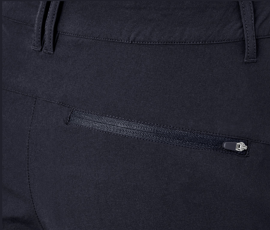 Fermuarlı cepli softshell pantolonun yakın çekimi.