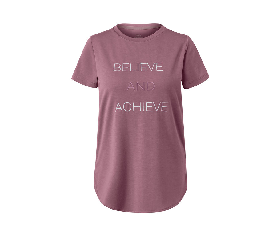 Pembe renkli, "Believe and Achieve" yazılı spor tişörtü.