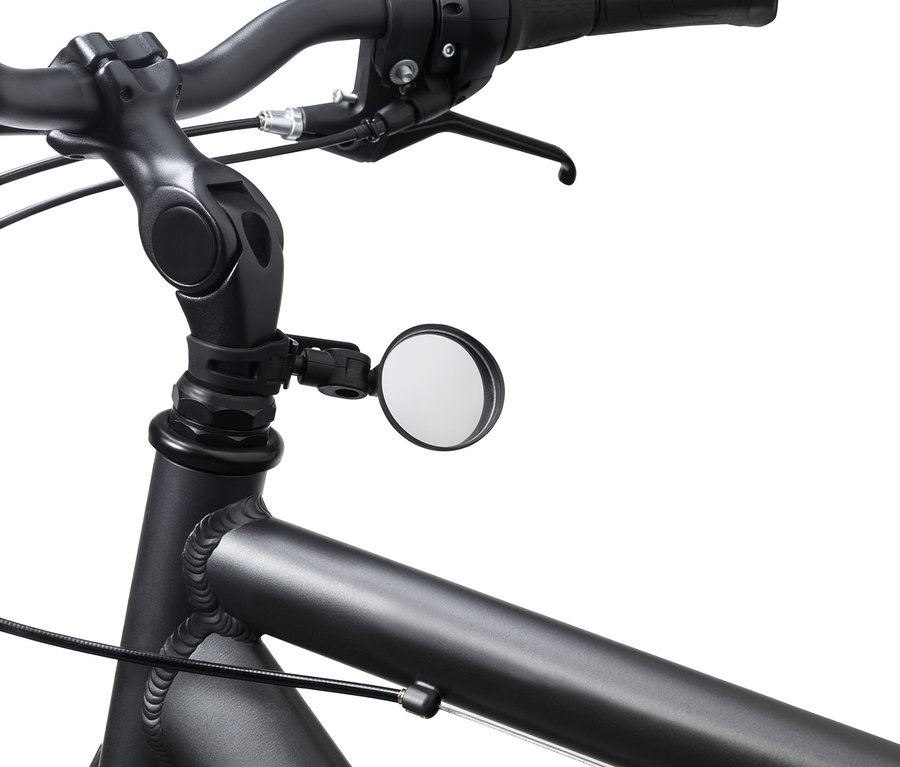 Siyah gidonlu ve Mini Bisiklet Aynası olan bir bisikletin yakın çekimi.