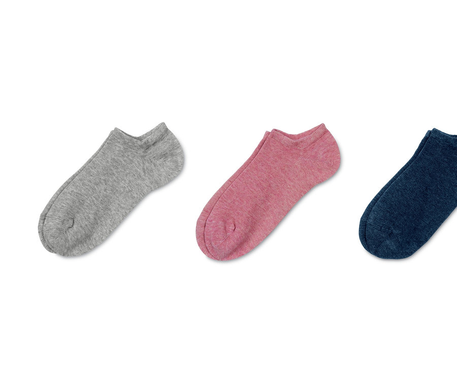 Gri, pembe ve mavi renklerde üç çift sneaker çorabı.