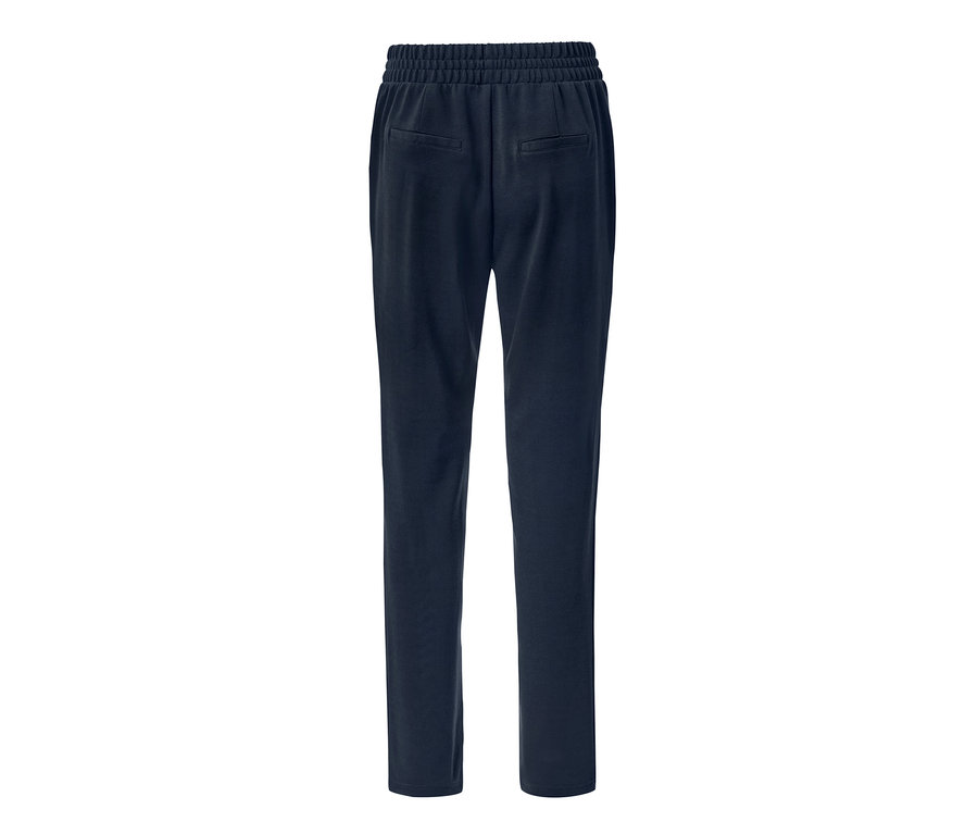 Lacivert joggpantolon.