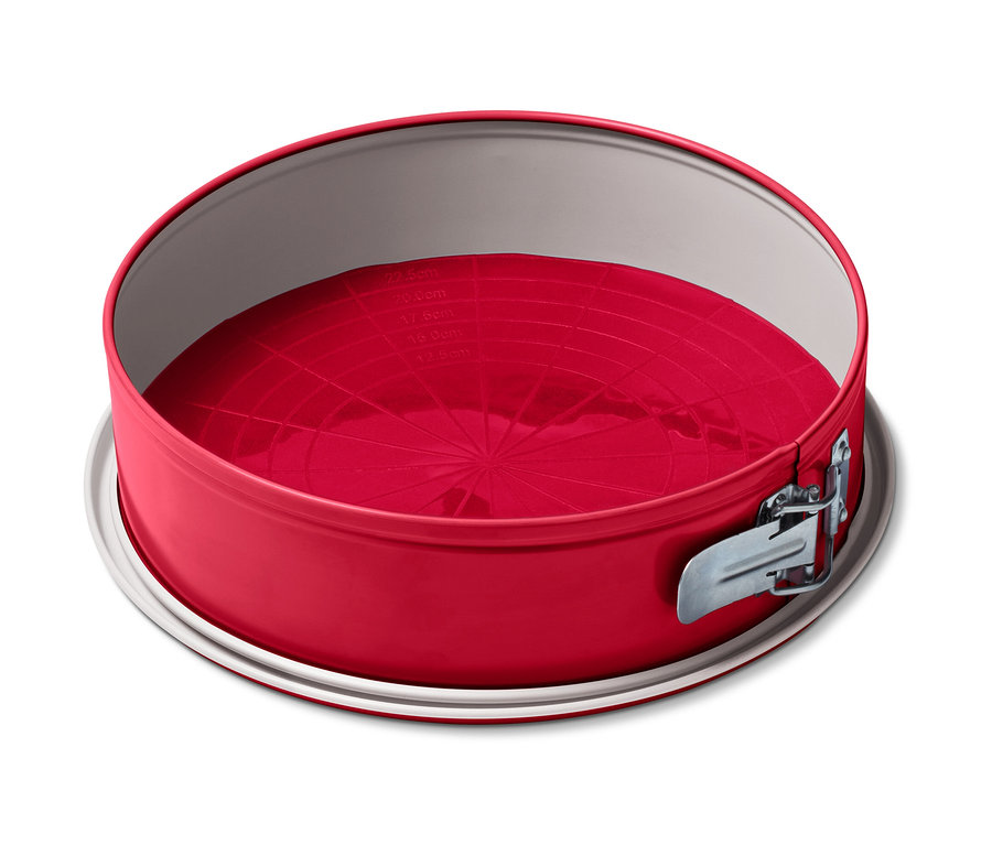 Yuvarlak fırın tepsisinde kırmızı dayanıklı pişirme matı.