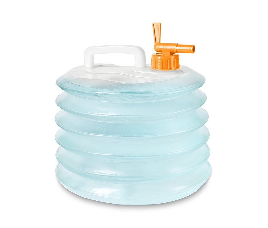 Turuncu musluklu ve beyaz saplı, yaklaşık 10 litrelik boş, katlanabilir su bidonu.