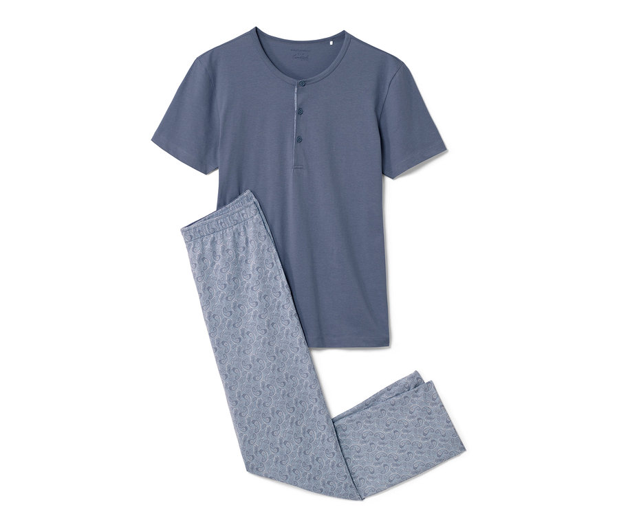 Desenli pantolonlu, kısa kollu mavi pijama.