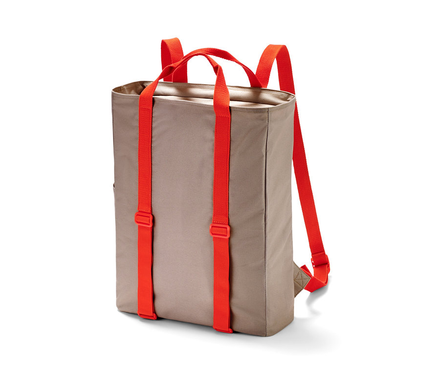 Turuncu askılı kahverengi piknik sırt çantası.