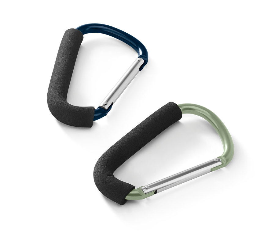 İki adet XXL karabina kanca: biri mavi, biri yeşil, her ikisi de siyah köpük tutamağa sahip.