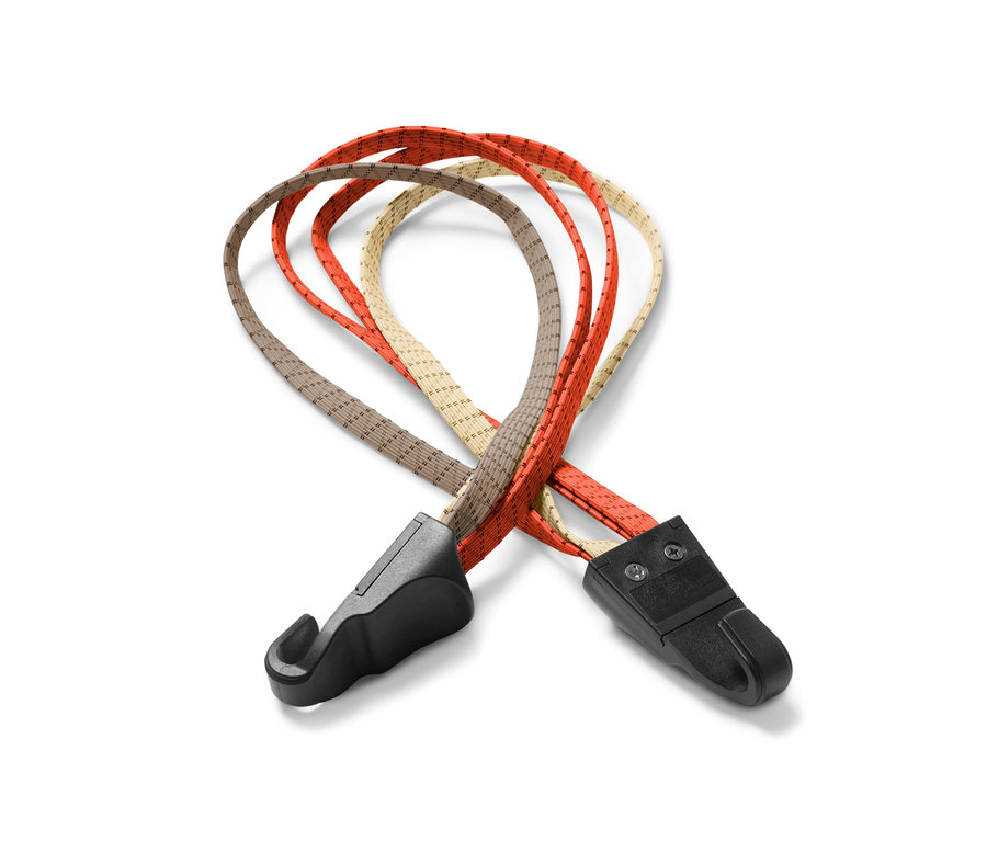 Uçlarında siyah plastik kancalar bulunan kahverengi, bej ve turuncu renklerde üç adet bisiklet sabitleme kayışı.