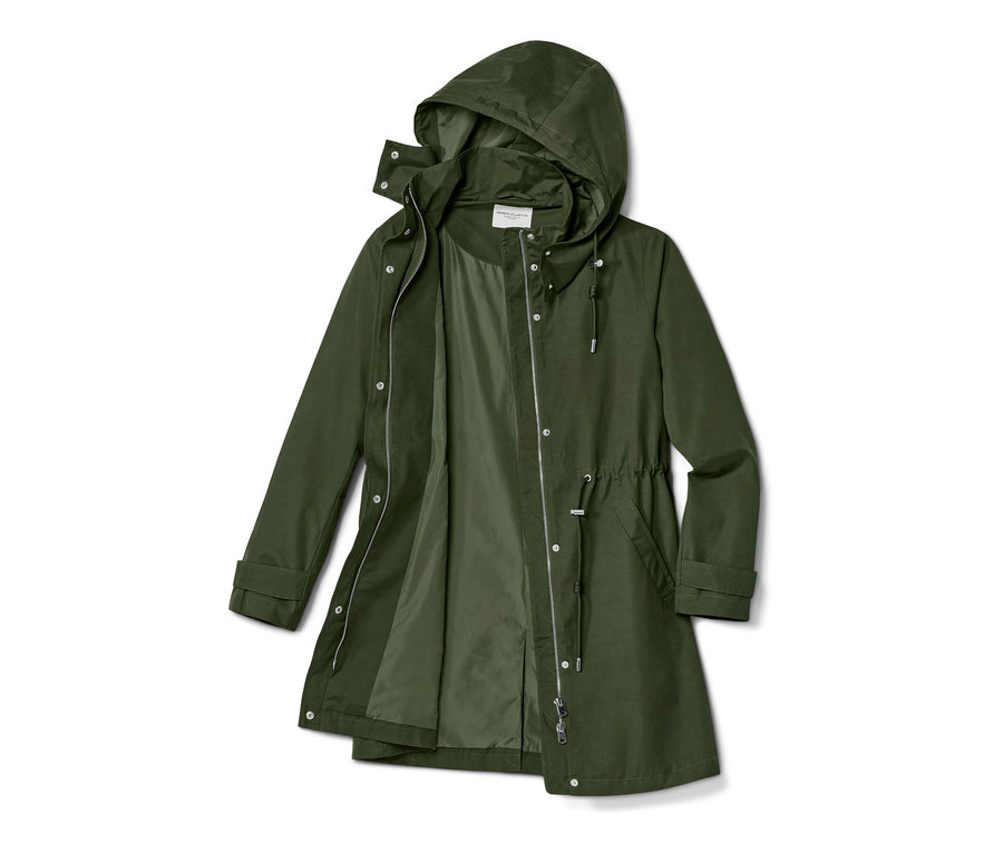 Yeşil kapüşonlu parka, kısmen açık.