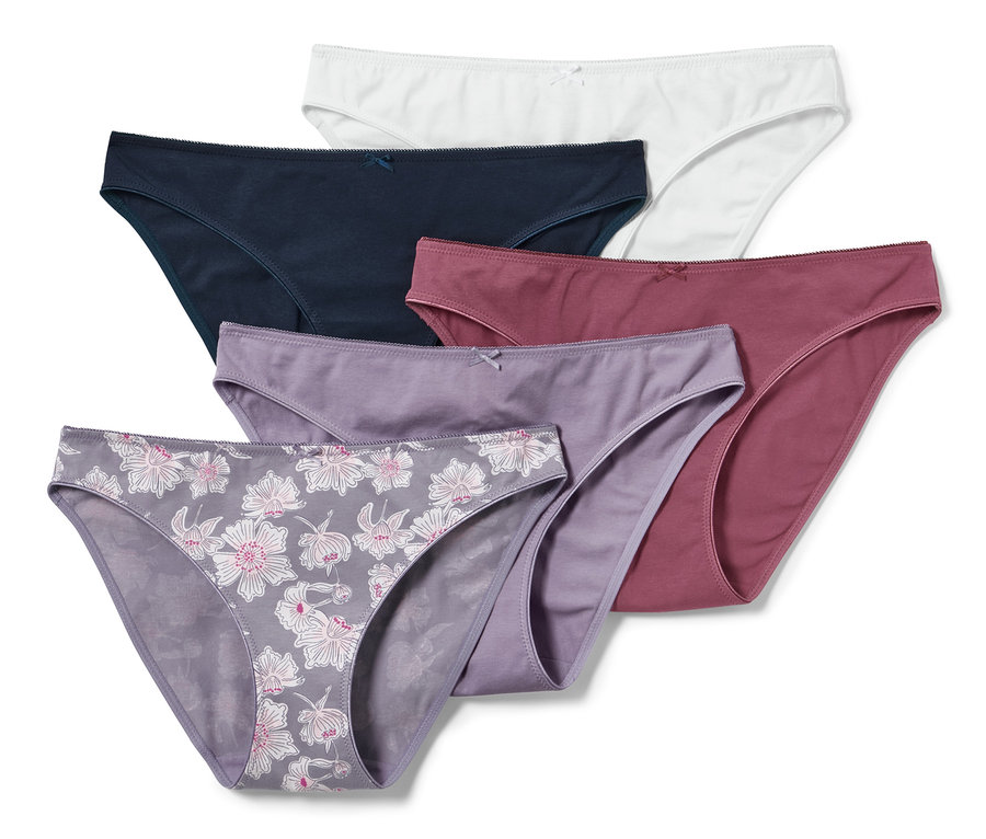 Beş farklı renk ve desende slip külot üst üste duruyor.