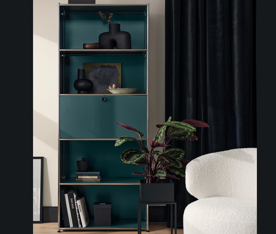 Oturma odasında kapaklı yüksek raf »CN3« ve Kutu Saksı.